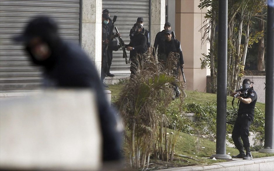 Ταραχές στην Αίγυπτο #2. Πυρ με λαστιχένιες σφαίρες άνοιξαν οι αστυνομικές δυνάμεις εναντίον των διαδηλωτών στις συγκρούσεις που ξέσπασαν στη γέφυρα&nbsp;Qasr Al Nil, η οποία οδηγεί στην πλατεία Ταχρίρ του Καϊρου.