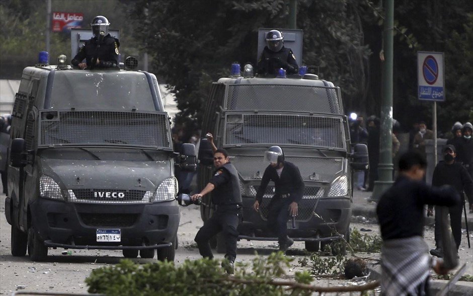 Ταραχές στην Αίγυπτο #4. Αστυνομικές δυνάμεις εκτοξεύουν δακρυγόνα και ρίχνουν πέτρες εναντίον διαδηλώτων κατά την διάρκεια βίαιων συγκρούσεων κατά μήκος της γέφυρας Qasr Al Nil, η οποία οδηγεί στην πλατεία Ταχρίρ του Καΐρου.