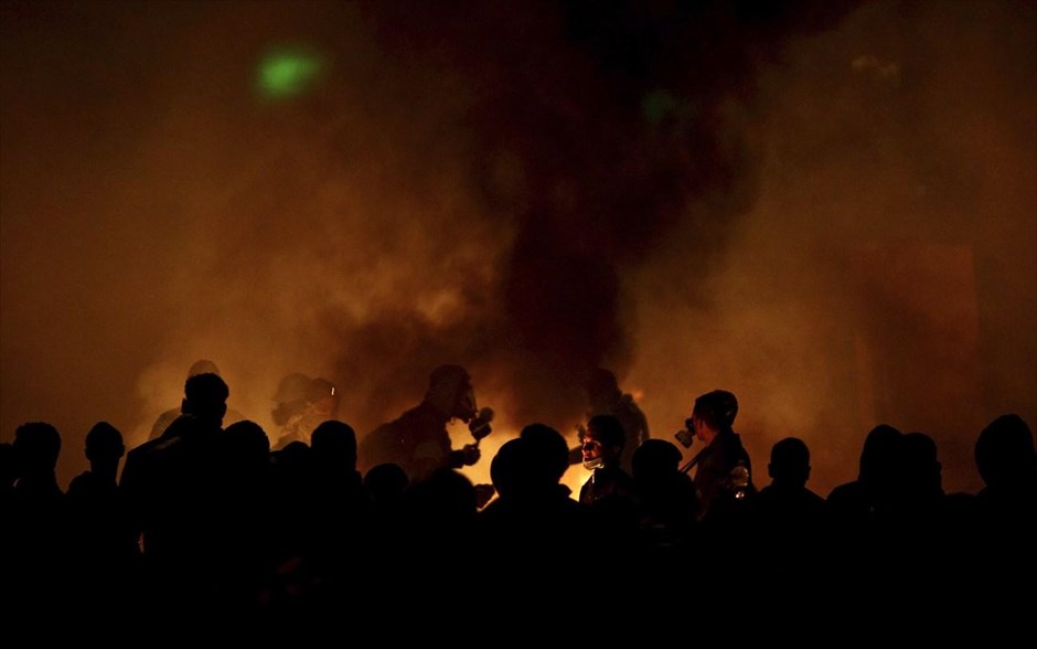 Ταραχές στην Αίγυπτο #8. Διαδηλωτές που αντιτίθενται στον πρόεδρο της χώρας Μοχάμεντ Μόρσι στέκονται μπροστά από τη φωτιά που ξέσπασε κατά την διάρκεια συγκρούσεων με τις αστυνομικές δυνάμεις κοντά στην πλατεία Ταχρίρ του Καΐρου.