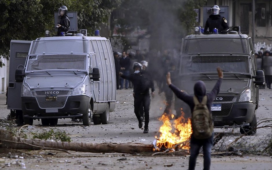 Ταραχές στην Αίγυπτο #25. Διαδηλωτής προσπαθεί να σταματήσει τις αστυνομικές δυνάμεις από την εκτόξευση δακρυγόνων στις συγκρούσεις που έχουν ξεσπάσει κατά μήκος της γέφυρας Qasr Al Nil, η οποία οδηγεί στην πλατεία Ταχρίρ του Καΐρου.