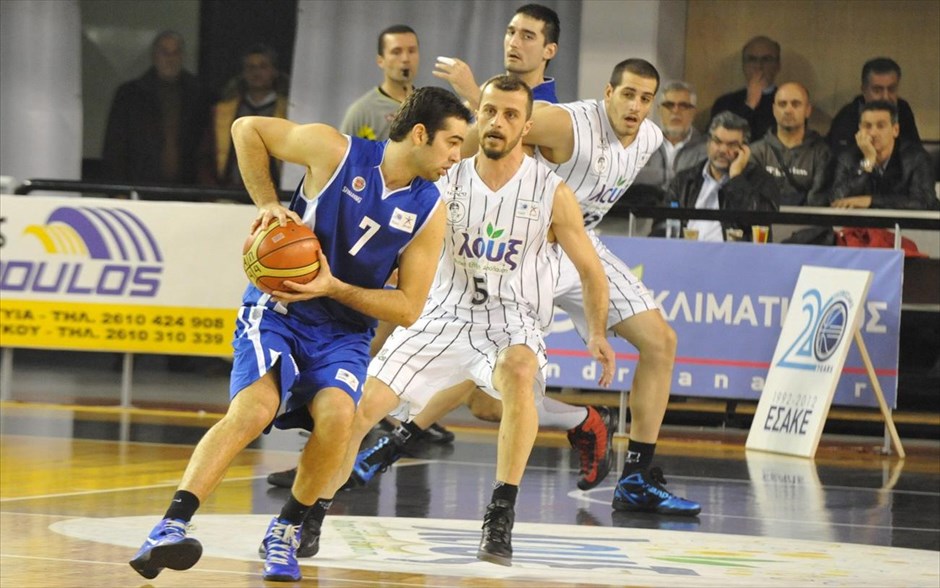 Α1 Μπάσκετ - 14η αγωνιστική - Απόλλων Πατρών - Ικαρος καλλιθέας. &nbsp;Τέλος στο σερί των τεσσάρων ηττών έβαλε στην έδρα του ο Απόλλων Πατρών, ο οποίος επικράτησε 95-75 του Ικάρου Καλλιθέας, στην πρεμιέρα (14η αγωνιστική) του δεύτερου γύρου στην Α1 Ανδρών. Κορυφαίοι των Αχαιών ήταν οι ΜακΚόλουμ και Πέτροβιτς με 26 και 17 πόντους, αντίστοιχα. Στη φάση ο παίκτης του Ίκαρου Αλέξης Κυρίτσης με την μπάλα ενώ προσπαθεί να τον κόψει ο παίκτης του Απόλλωνα Νίκος Αργυρόπουλος στο κλειστό γήπεδο της Περιβόλλας στην Πάτρα.