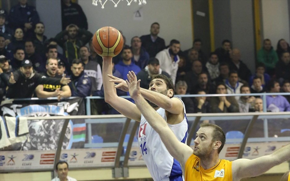Α1 Μπάσκετ - 14η αγωνιστική - Πανελευσινιακός - Περιστέρι. Την πρώτη νίκη του στη φυσική έδρα του, τη «Γούβα», πέτυχε ο Πανελευσινιακός. Η ομάδα του Γιώργου Σκαραφίγκα κατέβαλε την αντίσταση του Περιστερίου στο κλειστό της Ελευσίνας με 75-62, σε αναμέτρηση για τη 14η αγωνιστική της Α1 μπάσκετ των ανδρών, και έβαλε τέλος στο σερί επτά ηττών της, υποχρεώνοντας, παράλληλα, τους «κυανοκίτρινους» στη δεύτερη διαδοχική ήττα τους.