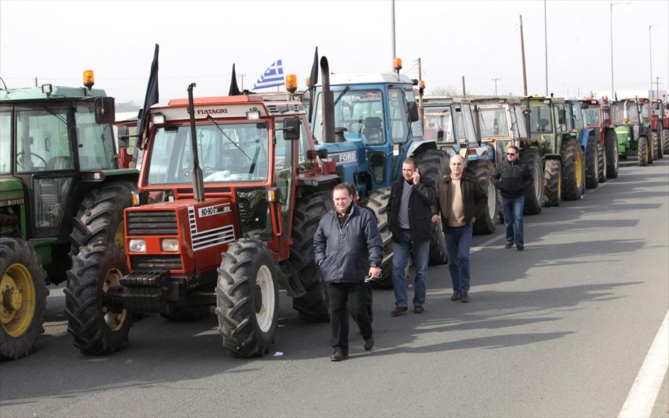 Μπλόκο αγροτών στην Εθνική οδό στον κόμβο της Νίκαιας - Λάρισα - Κινητοποιήσεις. Προσπάθεια να κλείσουν την εθνική οδό έκαναν το μεσημέρι της Τρίτης 29 Ιανουαρίου 2013, περίπου 200 αγρότες στον κόμβο της Νίκαιας, όταν άφησαν τα τρακτέρ και κινήθηκαν πεζοί. Μέσα από παραδρόμους και από τα χωράφια, οι αγρότες βγήκαν στον δρόμο και τον έκλεισαν για λίγα λεπτά. Μάλιστα ήρθαν αντιμέτωποι και με τα ΜΑΤ.