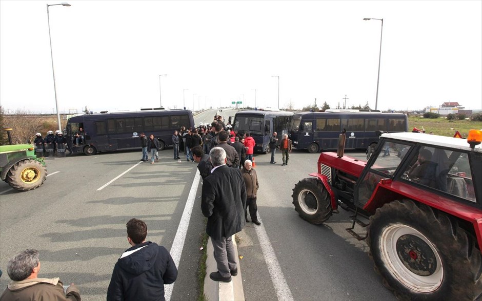 Μπλόκο αγροτών στην Εθνική οδό στον κόμβο της Νίκαιας - Λάρισα - Κινητοποιήσεις. Προσπάθεια να κλείσουν την εθνική οδό έκαναν το μεσημέρι της Τρίτης 29 Ιανουαρίου 2013, περίπου 200 αγρότες στον κόμβο της Νίκαιας, όταν άφησαν τα τρακτέρ και κινήθηκαν πεζοί. Μέσα από παραδρόμους και από τα χωράφια, οι αγρότες βγήκαν στον δρόμο και τον έκλεισαν για λίγα λεπτά. Μάλιστα ήρθαν αντιμέτωποι και με τα ΜΑΤ.