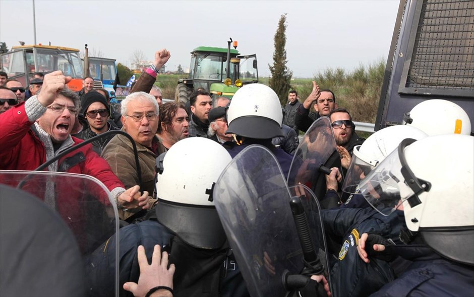 Μπλόκο αγροτών στην Εθνική οδό στον κόμβο της Νίκαιας - Λάρισα - Κινητοποιήσεις. Προσπάθεια να κλείσουν την εθνική οδό έκαναν το μεσημέρι της Τρίτης 29 Ιανουαρίου 2013, περίπου 200 αγρότες στον κόμβο της Νίκαιας, όταν άφησαν τα τρακτέρ και κινήθηκαν πεζοί. Μέσα από παραδρόμους και από τα χωράφια, οι αγρότες βγήκαν στον δρόμο και τον έκλεισαν για λίγα λεπτά. Μάλιστα ήρθαν αντιμέτωποι και με τα ΜΑΤ.