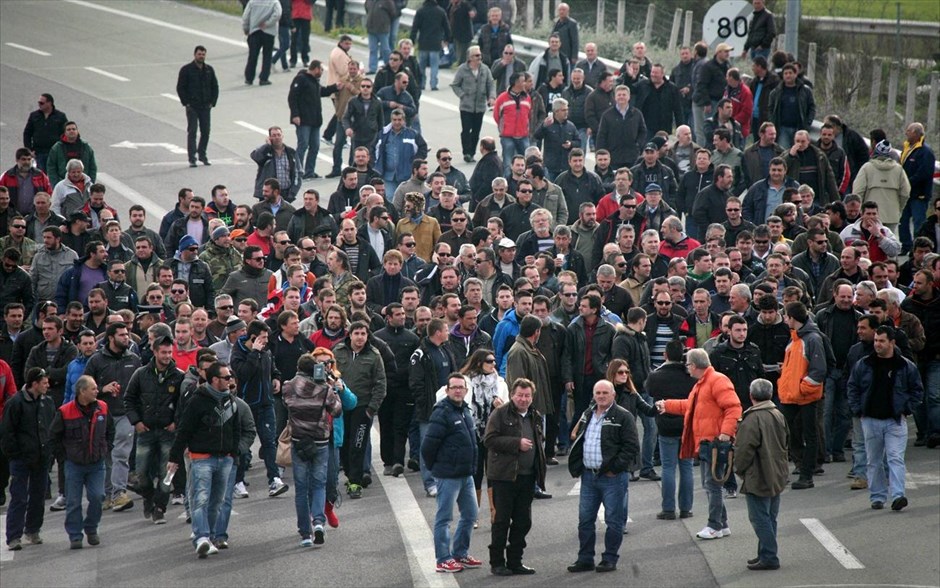 Μπλόκο αγροτών στην Εθνική οδό στον κόμβο της Νίκαιας - Λάρισα - Κινητοποιήσεις. Αγρότες συγκεντρώνονται στην παλιά Εθνική Οδό Αθηνών-Θεσσαλονίκης, στο ύψος του κόμβου που ενώνεται με την ΠΑΘΕ, κατά τη διάρκεια συγκέντρωσης διαμαρτυρίας τους που συνεχίζουν για δεύτερη μέρα, στη Λάρισα, την Τρίτη 29 Ιανουαρίου 2013.