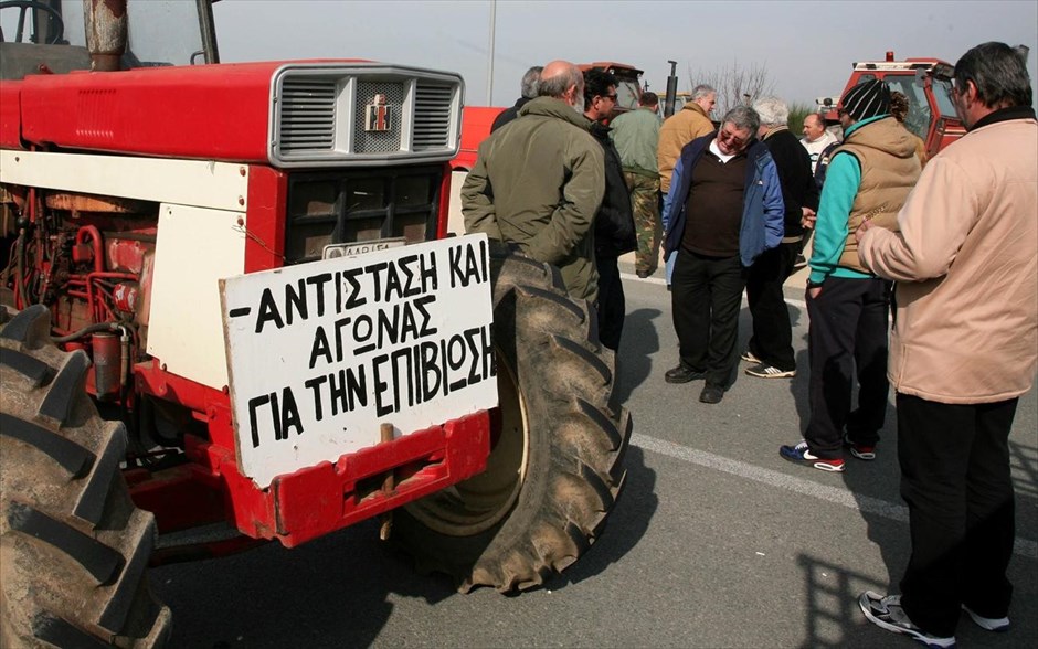 Μπλόκο αγροτών στην Εθνική οδό στον κόμβο της Νίκαιας - Λάρισα - Κινητοποιήσεις. Αγρότες συνομιλούν δίπλα σε τρακτέρ που φέρει πινακίδα "Αντίσταση και αγώνας για την επιβίωση" , στην παλιά Εθνική Οδό Αθηνών-Θεσσαλονίκης, στο ύψος του κόμβου που ενώνεται με την ΠΑΘΕ, κατά τη διάρκεια συγκέντρωσης διαμαρτυρίας τους που συνεχίζουν για δεύτερη μέρα, στη Λάρισα, την Τρίτη 29 Ιανουαρίου 2013.