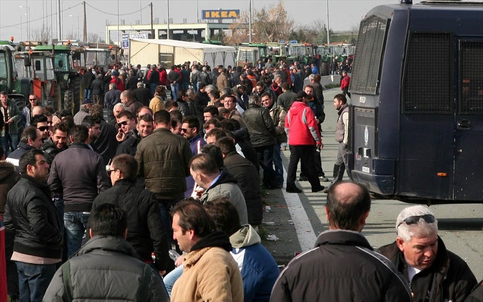 Μπλόκο αγροτών στην Εθνική οδό στον κόμβο της Νίκαιας - Λάρισα - Κινητοποιήσεις. Αγρότες συγκεντρώνονται στην παλιά Εθνική Οδό Αθηνών-Θεσσαλονίκης, στο ύψος του κόμβου που ενώνεται με την ΠΑΘΕ, κατά τη διάρκεια συγκέντρωσης διαμαρτυρίας τους που συνεχίζουν για δεύτερη μέρα, στη Λάρισα, την Τρίτη 29 Ιανουαρίου 2013.