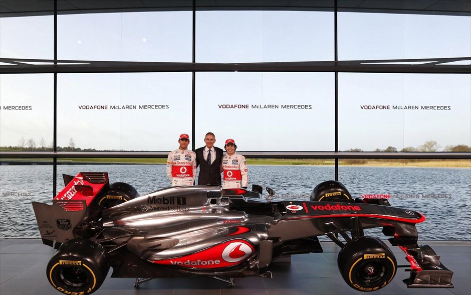 Formula 1 - McLaren - MP4-28 - p08. Από αριστερά: Ο Τζένσον Μπάτον, ο Μάρτιν Γουΐτμαρς, επικεφαλής της McLaren Mercedes και ο Σέρτζιο Πέρεθ.