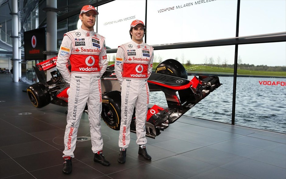 Formula 1 - McLaren - MP4-28 - p10. Οι δύο πιλότοι της McLaren, Σέρτζιο Πέρεθ (δεξιά) και Τζένσον Μπάτον φωτογραφίζονται μπροστά από την MP4-28.