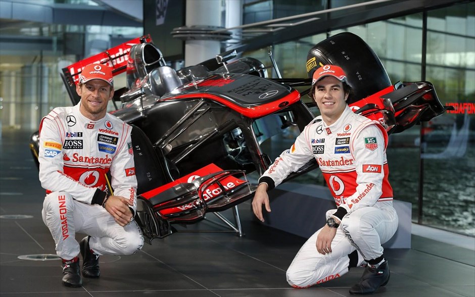 Formula 1 - McLaren - MP4-28 - p12. Οι δύο πιλότοι της McLaren, Τζένσον Μπάτον (αριστερά) και Σέρτζιο Πέρεθ φωτογραφίζονται μπροστά από την MP4-28.