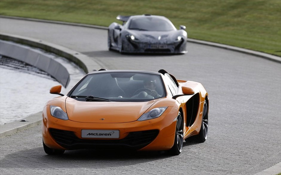 Formula 1 - McLaren - MP4-28 - p14. Οι δύο πιλότοι της ομάδας κατέφθασαν στο χώρο της εκδήλωσης οδηγώντας τη νέα McLaren P1 και μια 12C Spider.