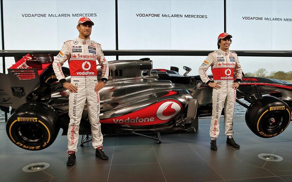 Formula 1 - McLaren - MP4-28 - p18. &nbsp;Οι δύο πιλότοι της McLaren, Τζένσον Μπάτον (αριστερά) και Σέρτζιο Πέρεθ φωτογραφίζονται μπροστά από την MP4-28.