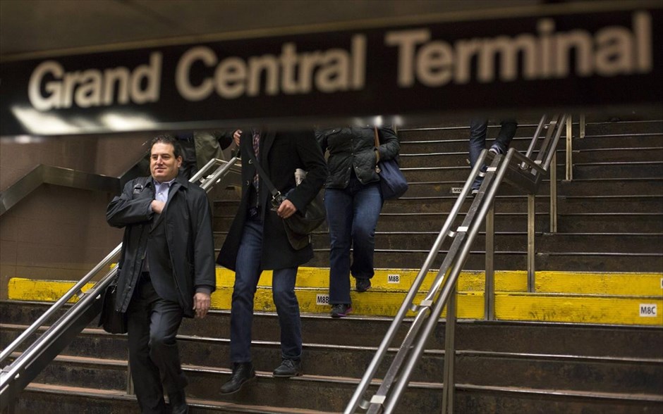 Νέα Υόρκη: Ενας αιώνας Grand Central #3. Κόσμος κατεβαίνει τις σκάλες στον σταθμό Grand Central της Νέας Υόρκης.