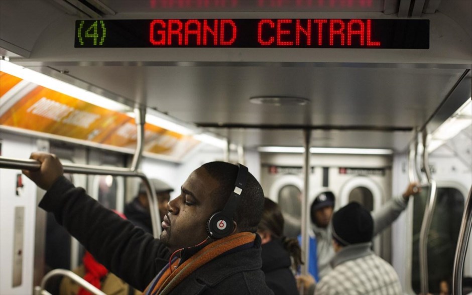 Νέα Υόρκη: Ενας αιώνας Grand Central #4. Επιβάτης ακούει μουσική καθώς το τρένο πλησιάζει το σταθμό Grand Central, στη Νέα Υόρκη.