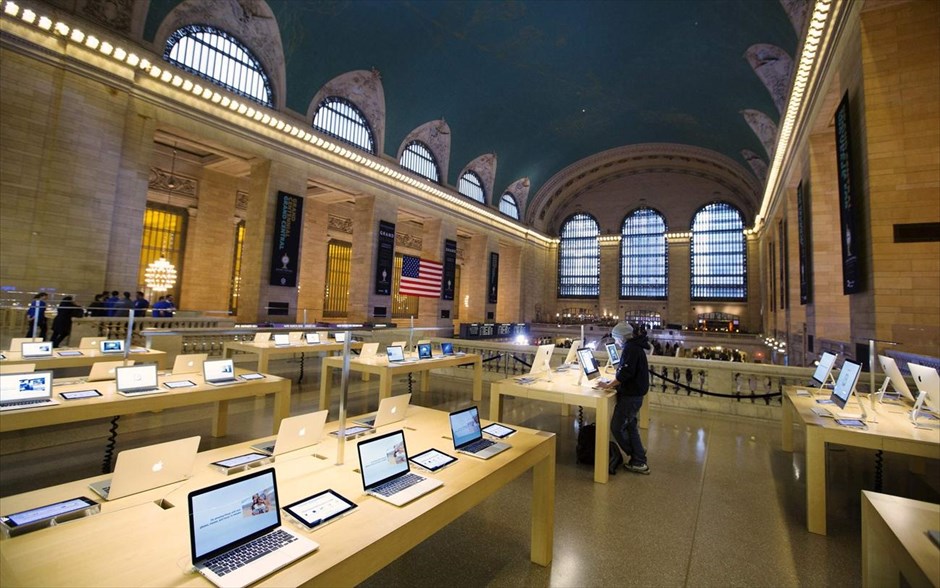 Νέα Υόρκη: Ενας αιώνας Grand Central #5. Ενας άντρας περνάει την ώρα του σε έναν υπολογιστή, στο κατάστημα της Apple στο σταθμό Grand Central της Νέας Υόρκης.