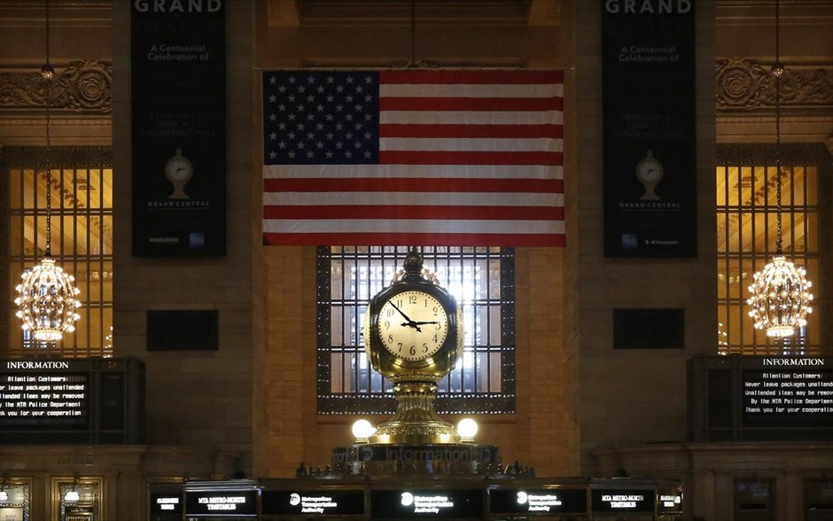 Νέα Υόρκη: Ενας αιώνας Grand Central #19. Το Ρολόι του Grand Central πάνω από το γραφείο πληροφοριών, στο κέντρο της κύριας αίθουσας του σταθμού, στη Νέα Υόρκη.