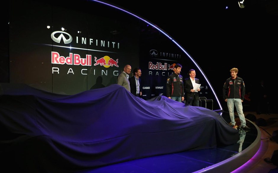 Formula 1 - Red Bull - RB9 #10. Από αριστερά οι: Αντριαν Νιούι, τεχνικός διευθυντής και δημιουργός της RB9, Κρίστιαν Χόρνερ, επικεφαλής της Red Bull, Μαρκ Γουέμπερ και Σεμπάστιαν Φέτελ, λίγο πριν την αποκάλυψη του νέου μονοθεσίου.