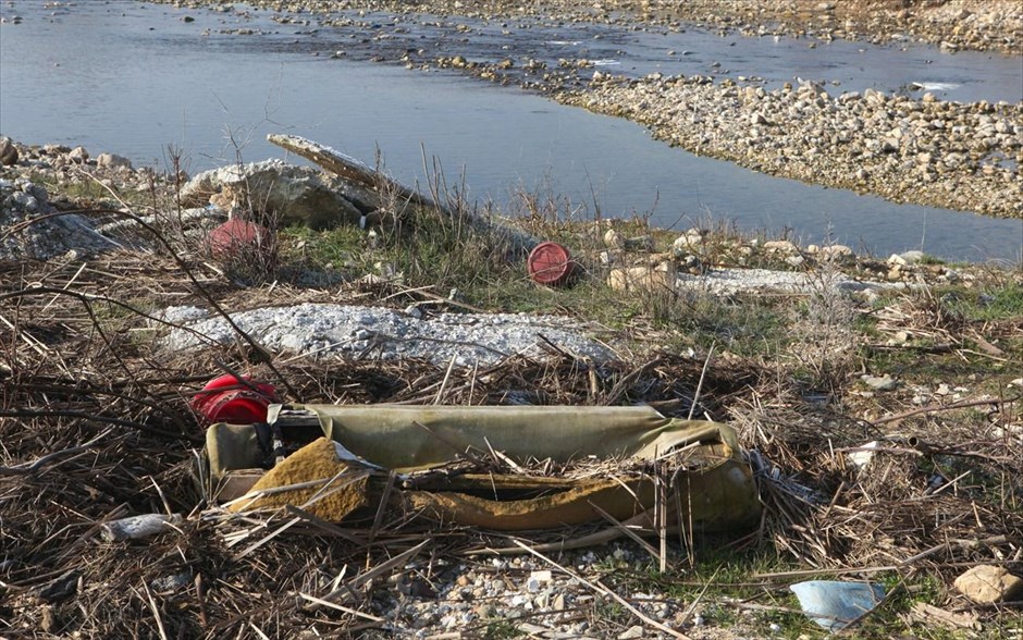 Ρύπανση στη λίμνη Κορώνεια. Η ανεξέλεγκτη απόθεση απορριμμάτων περιμετρικά της λίμνης Κορώνειας «δηλητηριάζει» τα νερά της.Το οικοσύστημα αργοπεθαίνει ενώ η παραπομπή της Ελλάδας για το θέμα στο ευρωδικαστήριο, δεν φαίνεται να έχει ταρακουνήσει ακόμα τους ιθύνοντες.