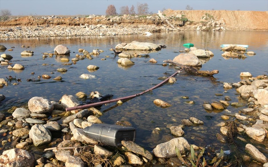 Ρύπανση στη λίμνη Κορώνεια. Η ανεξέλεγκτη απόθεση απορριμμάτων περιμετρικά της λίμνης Κορώνειας «δηλητηριάζει» τα νερά της.Το οικοσύστημα αργοπεθαίνει ενώ η παραπομπή της Ελλάδας για το θέμα στο ευρωδικαστήριο, δεν φαίνεται να έχει ταρακουνήσει ακόμα τους ιθύνοντες.