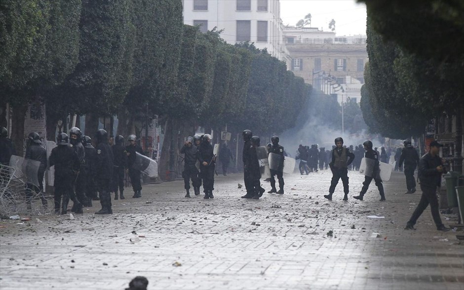 Διαδηλώσεις στην Τυνησία #11. Αστυνομικοί πετούν δακρυγόνα για να διαλύσουν το πλήθος κατά τη διάρκεια διαδήλωσης έξω από το υπουργείο Εσωτερικών, στην Τυνισία, μετά τη δολοφονία του στελέχους της κοσμικής αντιπολίτευσης Σόκρι Μπελάιντ.
