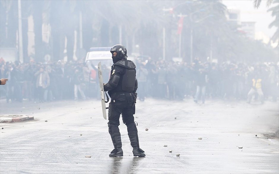 Διαδηλώσεις στην Τυνησία #15. Αστυνομικοί πετούν δακρυγόνα για να διαλύσουν το πλήθος κατά τη διάρκεια διαδήλωσης έξω από το υπουργείο Εσωτερικών, στην Τυνισία, μετά τη δολοφονία του στελέχους της κοσμικής αντιπολίτευσης Σόκρι Μπελάιντ.