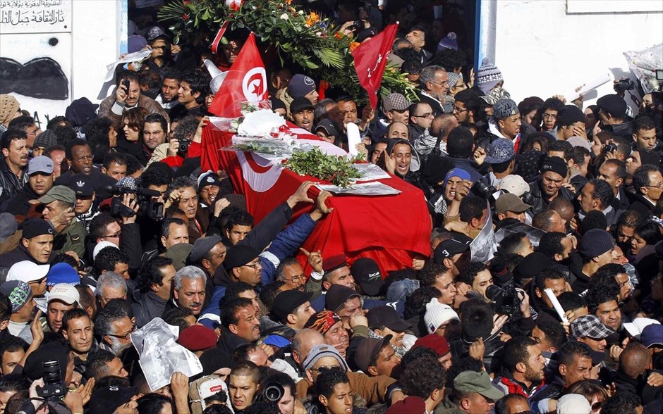 Τυνησία: Κηδεία του δολοφονηθέντος πολιτικού Σόκρι Μπελάιντ #2. Κόσμος μεταφέρει το φέρετρο του δολοφονηθέντος πολιτικού της αντιπολίτευσης Σόκρι Μπελάιντ, με νεκρική πομπή σε παρακείμενο νεκροταφείο του Ελ-Τζελάζ, όπου θα γίνει η ταφή.