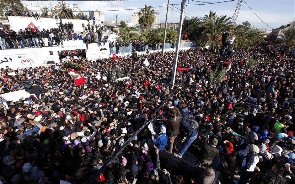 Τυνησία: Κηδεία του δολοφονηθέντος πολιτικού Σόκρι Μπελάιντ #3. Κόσμος μεταφέρει το φέρετρο του δολοφονηθέντος πολιτικού της αντιπολίτευσης Σόκρι Μπελάιντ, με νεκρική πομπή σε παρακείμενο νεκροταφείο του Ελ-Τζελάζ, όπου θα γίνει η ταφή.