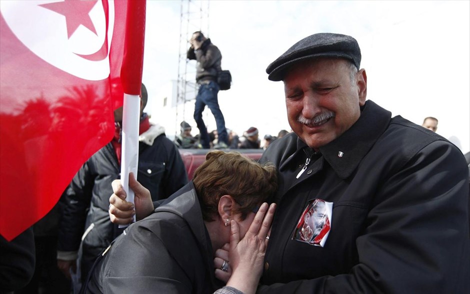 Τυνησία: Κηδεία του δολοφονηθέντος πολιτικού Σόκρι Μπελάιντ #6. Ενα ζευγάρι θρηνεί κατά τη διάρκεια της νεκρικής πομπής της σωρού του δολοφονηθέντος πολιτικού της αντιπολίτευσης Σόκρι Μπελάιντ, στην περιοχή Τζεμπέλ Τζελούντ, στην Τύνιδα.