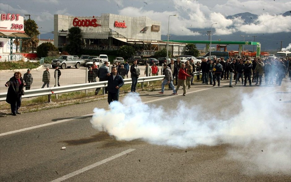 Συμπλοκές αγροτών με την αστυνομία στο μπλόκο στην Εθνική οδό Αθηνών-Λαμίας #1. Συμπλοκές σώμα με σώμα μεταξύ αγροτών και αστυνομίας,στο μπλόκο των αγροτών στην Εθνική οδό Αθηνών-Λαμίας στο ύψος της Ανθήλης,Τετάρτη 13 Φεβρουαρίου 2013