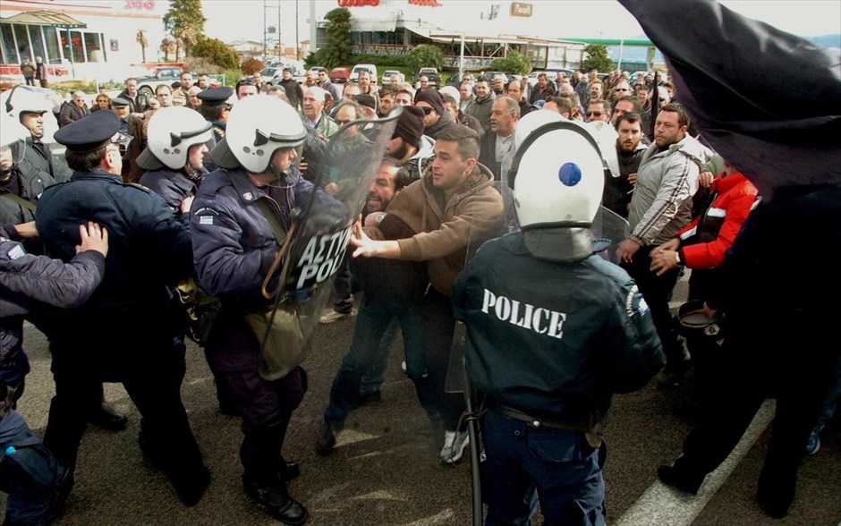 Συμπλοκές αγροτών με την αστυνομία στο μπλόκο στην Εθνική οδό Αθηνών-Λαμίας #6. Συμπλοκές σώμα με σώμα μεταξύ αγροτών και αστυνομίας,στο μπλόκο των αγροτών στην Εθνική οδό Αθηνών-Λαμίας στο ύψος της Ανθήλης,Τετάρτη 13 Φεβρουαρίου 2013