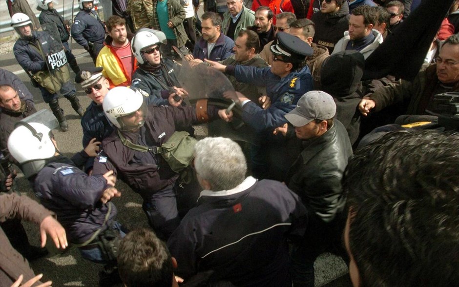 Συμπλοκές αγροτών με την αστυνομία στο μπλόκο στην Εθνική οδό Αθηνών-Λαμίας #7. Συμπλοκές σώμα με σώμα μεταξύ αγροτών και αστυνομίας,στο μπλόκο των αγροτών στην Εθνική οδό Αθηνών-Λαμίας στο ύψος της Ανθήλης,Τετάρτη 13 Φεβρουαρίου 2013