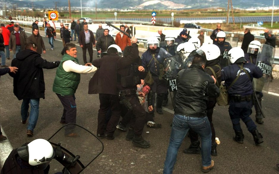 Συμπλοκές αγροτών με την αστυνομία στο μπλόκο στην Εθνική οδό Αθηνών-Λαμίας #11. Συμπλοκές σώμα με σώμα μεταξύ αγροτών και αστυνομίας,στο μπλόκο των αγροτών στην Εθνική οδό Αθηνών-Λαμίας στο ύψος της Ανθήλης,Τετάρτη 13 Φεβρουαρίου 2013