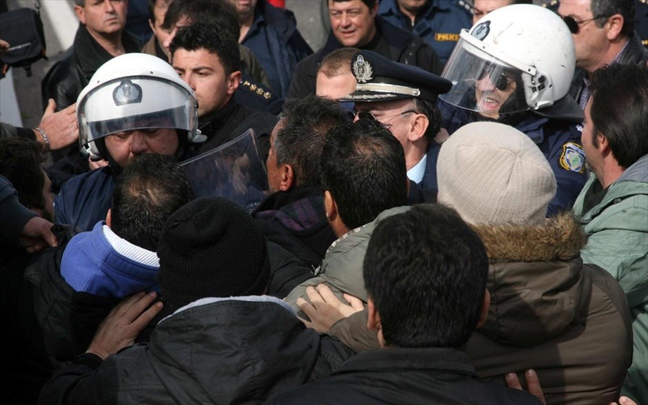 Συμπλοκές αγροτών με την αστυνομία στο μπλόκο στην Εθνική οδό Αθηνών-Λαμίας #13. Συμπλοκές σώμα με σώμα μεταξύ αγροτών και αστυνομίας,στο μπλόκο των αγροτών στην Εθνική οδό Αθηνών-Λαμίας στο ύψος της Ανθήλης,Τετάρτη 13 Φεβρουαρίου 2013