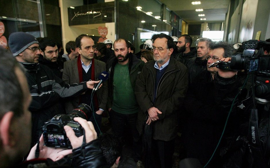 Κατάληψη στο γραφείο του Γιώργου Μέργου από μέλη του ΣΥΡΙΖΑ #9. Παράσταση διαμαρτυρίας στο Πανεπιστημιακό γραφείο του Γ.Γ του Υπ.Οικονομικών Γιώργου Μέργου από μέλη της νεολαίας του ΣΥΡΙΖΑ,Πέμπτη 14 Φεβρουαρίου 2013.