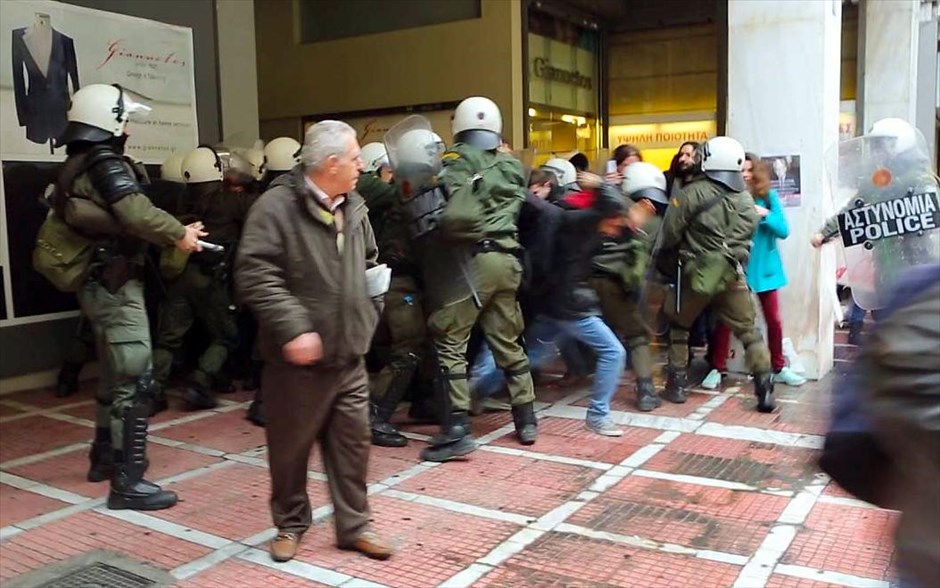 Κατάληψη στο γραφείο του Γιώργου Μέργου από τη νεολαία του ΣΥΡΙΖΑ #11. Κατάληψη στο γραφείο του Γιώργου Μέργου από μέλη του ΣΥΡΙΖΑ.&nbsp;Η κατάληψη διήρκεσε περίπου 15 λεπτά και οι συγκεντρωθέντες αποχώρησαν μόνοι τους από το γραφείο του γ.γ.. πριν έρθει η Αστυνομία. Όπως καταγγέλλουν όμως, στην είσοδο του κτηρίου δυνάμεις των ΜΑΤ τους επιτέθηκαν αδικαιολόγητα κάνοντας χρήση χημικών. Μεταξύ των όσων χτυπήθηκαν ήταν και δύο βουλευτές του ΣΥΡΙΖΑ.