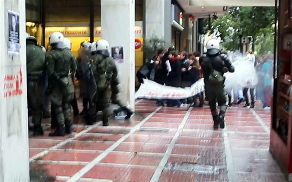 Κατάληψη στο γραφείο του Γιώργου Μέργου από τη νεολαία του ΣΥΡΙΖΑ #13. Κατάληψη στο γραφείο του Γιώργου Μέργου από μέλη του ΣΥΡΙΖΑ. Η κατάληψη διήρκεσε περίπου 15 λεπτά και οι συγκεντρωθέντες αποχώρησαν μόνοι τους από το γραφείο του γ.γ.. πριν έρθει η Αστυνομία. Όπως καταγγέλλουν όμως, στην είσοδο του κτηρίου δυνάμεις των ΜΑΤ τους επιτέθηκαν αδικαιολόγητα κάνοντας χρήση χημικών. Μεταξύ των όσων χτυπήθηκαν ήταν και δύο βουλευτές του ΣΥΡΙΖΑ.