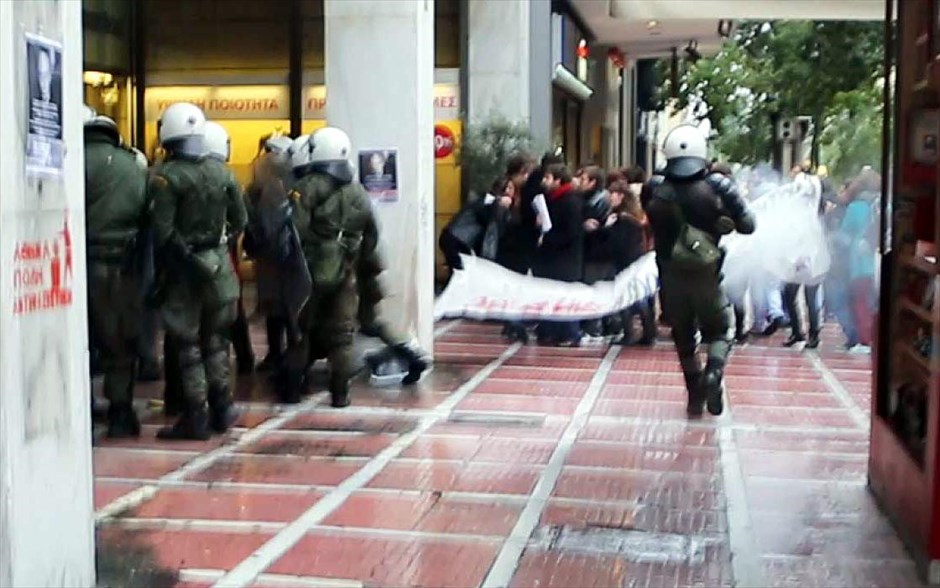 Κατάληψη στο γραφείο του Γιώργου Μέργου από τη νεολαία του ΣΥΡΙΖΑ #13. Κατάληψη στο γραφείο του Γιώργου Μέργου από μέλη του ΣΥΡΙΖΑ.&nbsp;Η κατάληψη διήρκεσε περίπου 15 λεπτά και οι συγκεντρωθέντες αποχώρησαν μόνοι τους από το γραφείο του γ.γ.. πριν έρθει η Αστυνομία. Όπως καταγγέλλουν όμως, στην είσοδο του κτηρίου δυνάμεις των ΜΑΤ τους επιτέθηκαν αδικαιολόγητα κάνοντας χρήση χημικών. Μεταξύ των όσων χτυπήθηκαν ήταν και δύο βουλευτές του ΣΥΡΙΖΑ.
