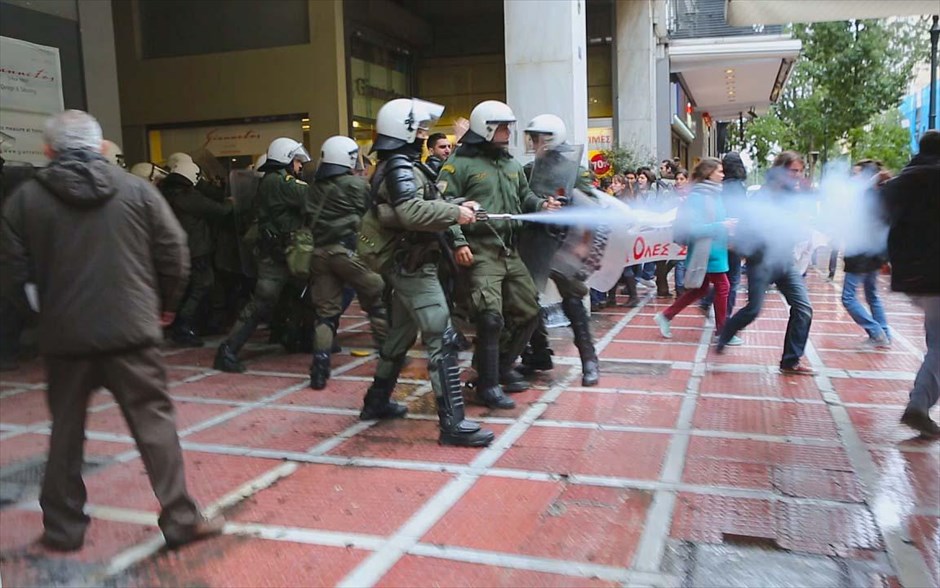 Κατάληψη στο γραφείο του Γιώργου Μέργου από τη νεολαία του ΣΥΡΙΖΑ #14. Κατάληψη στο γραφείο του Γιώργου Μέργου από μέλη του ΣΥΡΙΖΑ.&nbsp;Η κατάληψη διήρκεσε περίπου 15 λεπτά και οι συγκεντρωθέντες αποχώρησαν μόνοι τους από το γραφείο του γ.γ.. πριν έρθει η Αστυνομία. Όπως καταγγέλλουν όμως, στην είσοδο του κτηρίου δυνάμεις των ΜΑΤ τους επιτέθηκαν αδικαιολόγητα κάνοντας χρήση χημικών. Μεταξύ των όσων χτυπήθηκαν ήταν και δύο βουλευτές του ΣΥΡΙΖΑ.