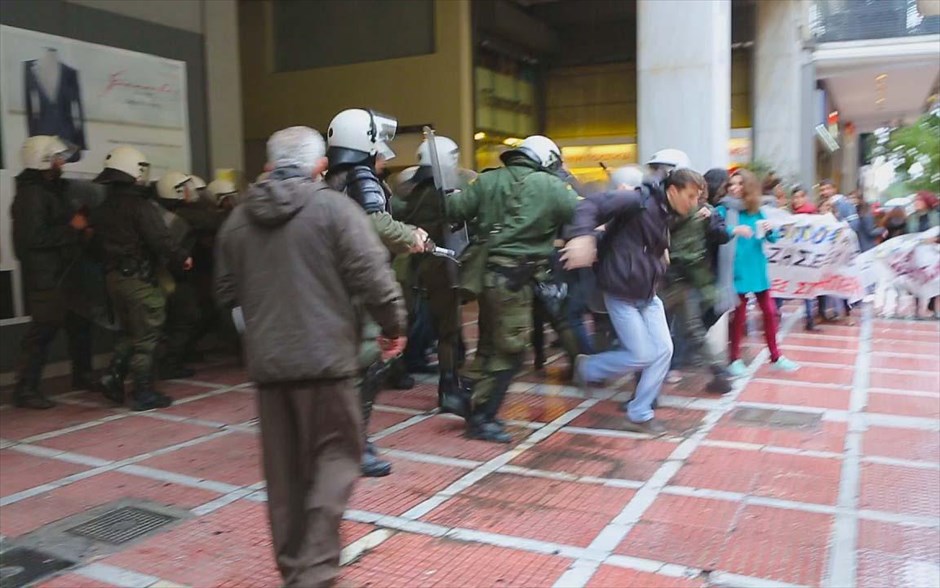 Κατάληψη στο γραφείο του Γιώργου Μέργου από τη νεολαία του ΣΥΡΙΖΑ #15. Κατάληψη στο γραφείο του Γιώργου Μέργου από μέλη του ΣΥΡΙΖΑ. Η κατάληψη διήρκεσε περίπου 15 λεπτά και οι συγκεντρωθέντες αποχώρησαν μόνοι τους από το γραφείο του γ.γ.. πριν έρθει η Αστυνομία. Όπως καταγγέλλουν όμως, στην είσοδο του κτηρίου δυνάμεις των ΜΑΤ τους επιτέθηκαν αδικαιολόγητα κάνοντας χρήση χημικών. Μεταξύ των όσων χτυπήθηκαν ήταν και δύο βουλευτές του ΣΥΡΙΖΑ.