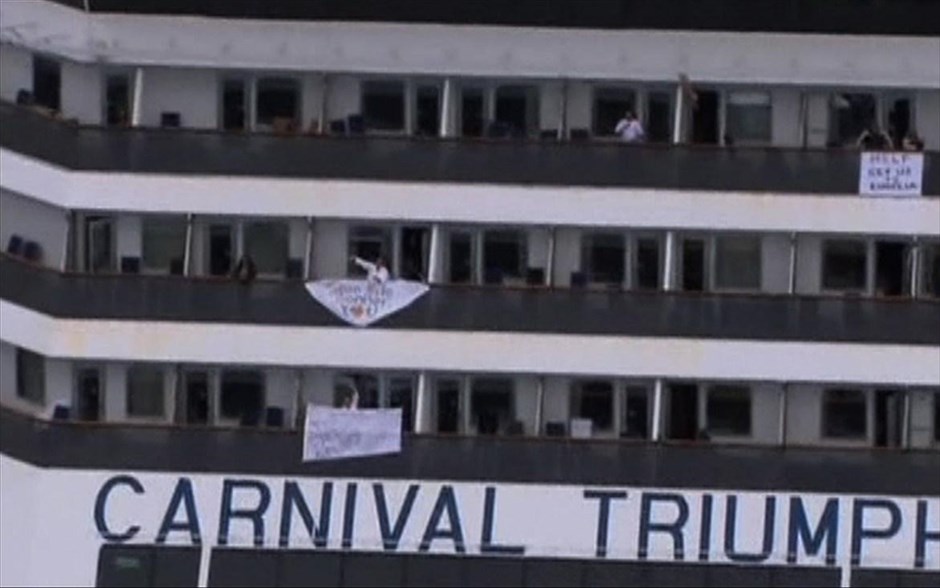 ΗΠΑ: Το κρουαζιερόπλοιο Carnival Triumph έφτασε λιμάνι της Αλαμπάμα #1. Μυνήματα των επιβατών στα μπαλκόνια, στο πλάι του πλοίου.