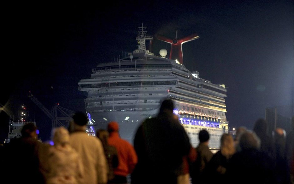 ΗΠΑ: Το κρουαζιερόπλοιο Carnival Triumph έφτασε λιμάνι της Αλαμπάμα #2. Το Carnival Triumph ρυμουλκείται προς την αποβάθρα του λιμανιού Μομπάιλ της Αλαμπάμα.