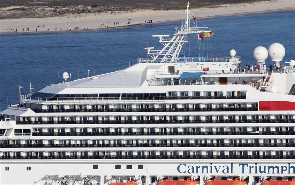 ΗΠΑ: Το κρουαζιερόπλοιο Carnival Triumph έφτασε λιμάνι της Αλαμπάμα #4. Το Carnival Triumph ρυμουλκείται προς το λιμάνι Μομπάιλ της Αλαμπάμα.