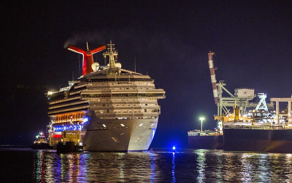 ΗΠΑ: Το κρουαζιερόπλοιο Carnival Triumph έφτασε λιμάνι της Αλαμπάμα #8. Το Carnival Triumph έφτασε έπειτα από πέντε ημέρες, στην αποβάθρα του λιμανιού Μομπάιλ της Αλαμπάμα.
