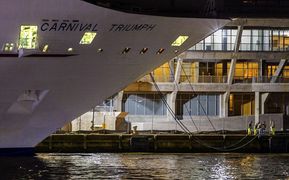 ΗΠΑ: Το κρουαζιερόπλοιο Carnival Triumph έφτασε λιμάνι της Αλαμπάμα #9. Το Carnival Triumph έφτασε στην αποβάθρα του λιμανιού Μομπάιλ της Αλαμπάμα.
