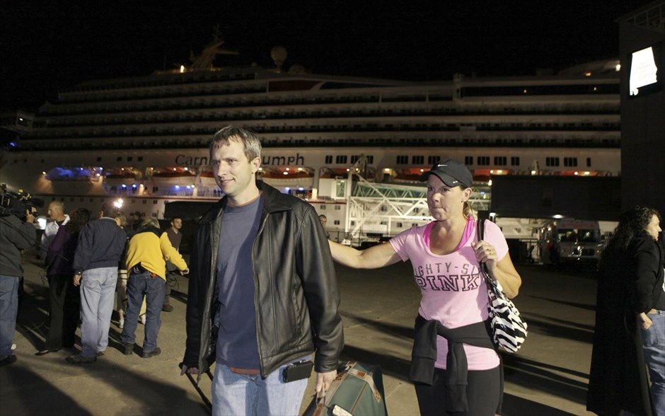 ΗΠΑ: Το κρουαζιερόπλοιο Carnival Triumph έφτασε λιμάνι της Αλαμπάμα #12. Επιβάτες εγκαταλείπουν το πλοίο μόλις αυτό έδεσε στο λιμάνι Μομπάιλ της Αλαμπάμα. Η διαδικασία αποβίβασης κράτησε περίπου τέσσερις ώρες.