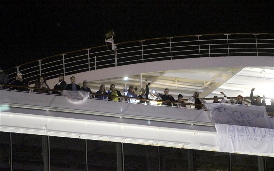 ΗΠΑ: Το κρουαζιερόπλοιο Carnival Triumph έφτασε λιμάνι της Αλαμπάμα #19. Επιβάτες περιμένουν να αποβιβαστούν.