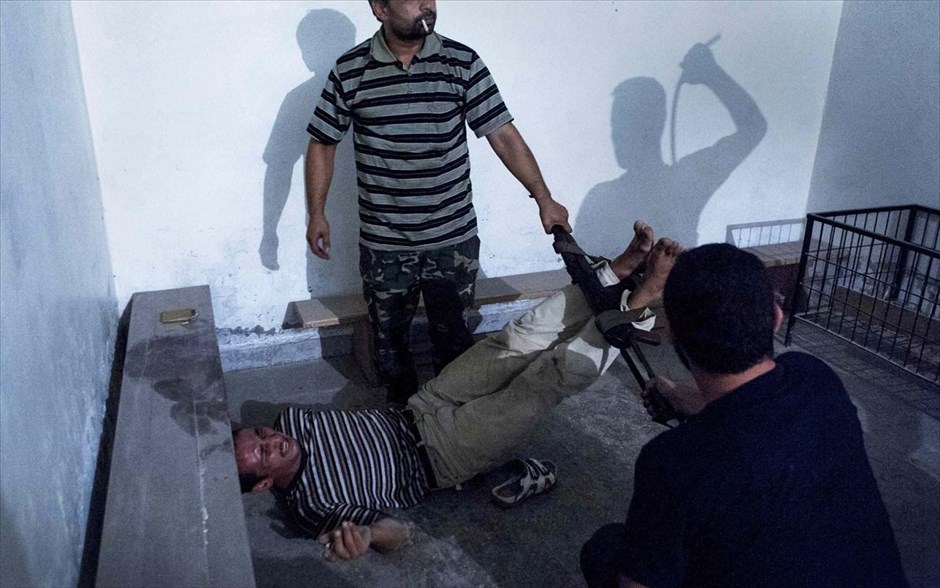 World Press Photo #2. Ο Emin Ozmen από την Τουρκία κέρδισε το δεύτερο βραβείο στην κατηγορία «Spot News Single» του διαγωνισμού World Press Photo of the Year 2012. Θέμα της φωτογραφίας του ήταν Σύριοι αντάρτες που ανακρίνουν και βασανίζουν έναν πληροφοριοδότη στο Χαλέπι, στις 21 Ιουλίου 2012.