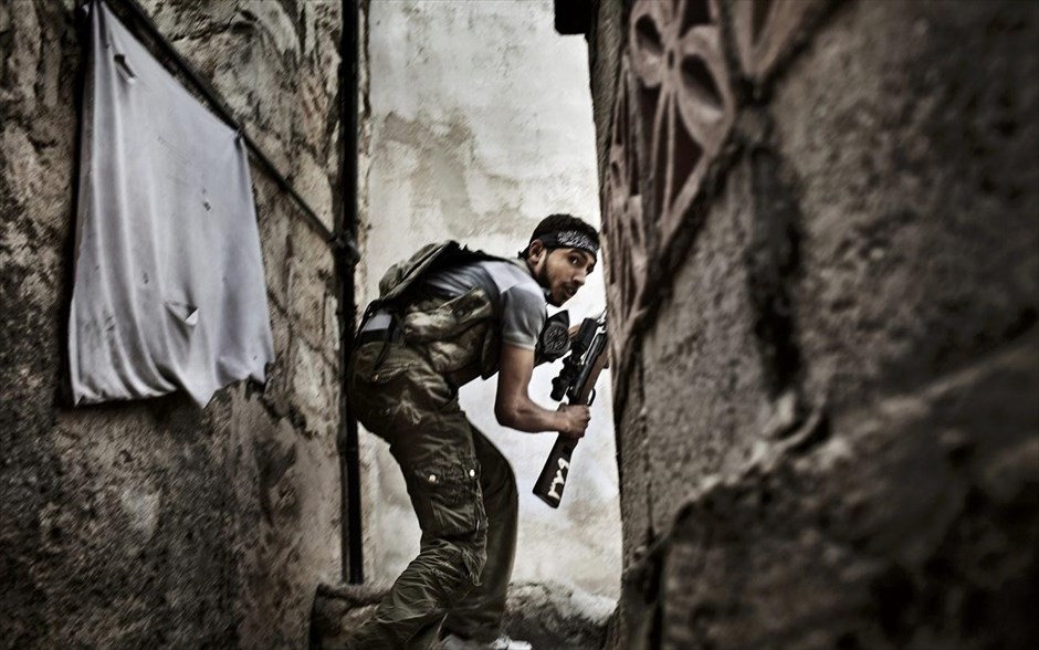 World Press Photo #3. Ο Ιταλός φωτογράφος Fabio Bucciarelli του πρακτορείου «France-Presse», τιμήθηκε με το δεύτερο βραβείο στην κατηγορία «Spot News Stories» του διαγωνισμού World Press Photo of the Year 2012, για τη σειρά φωτογραφιών «Μάχη μέχρι θανάτου». Η φωτογραφία απεικονίζει έναν αντάρτη του Ελεύθερου Συριακού Στρατού που παίρνει θέση μάχης κατά την διάρκεια συγκρούσεων με κυβερνητικές δυνάμεις στο Χαλέπι, στις 10 Οκτωβρίου του 2012.