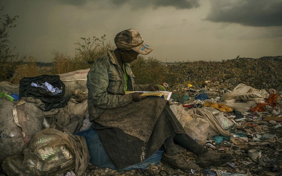 World Press Photo #8. Ο φωτογράφος Micah Albert του «Redux Images» τιμήθηκε με το πρώτο βραβείο στην κατηγορία «Contemporary Issues Single» του διαγωνισμού World Press Photo of the Year 2012. Στη φωτογραφία με ημερομηνία 3 Απριλίου 2012, απεικονίζεται μια γυναίκα που μαζεύει σκουπίδια μέσα στη βροχή σε χωματερή στο Ναϊρόμπι.